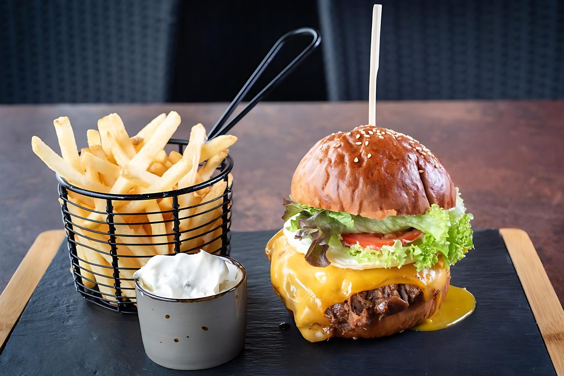 Burger s hranolkami a tatárskou omáčkou