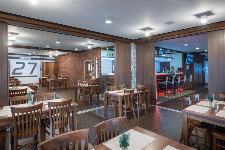 Jedáleň s výhľadom na bar
